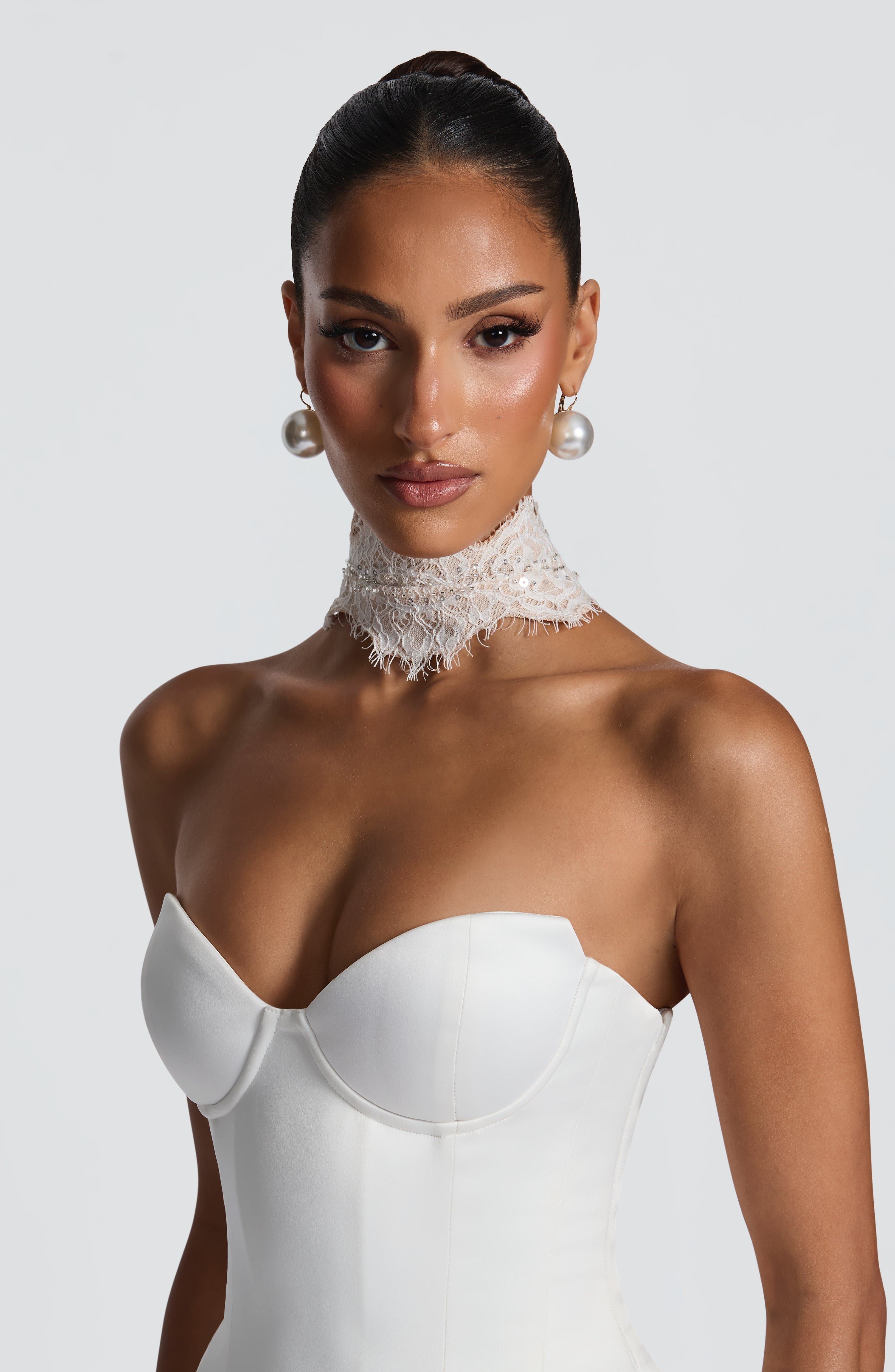 Ellie Lace Neck Veil - Ivory